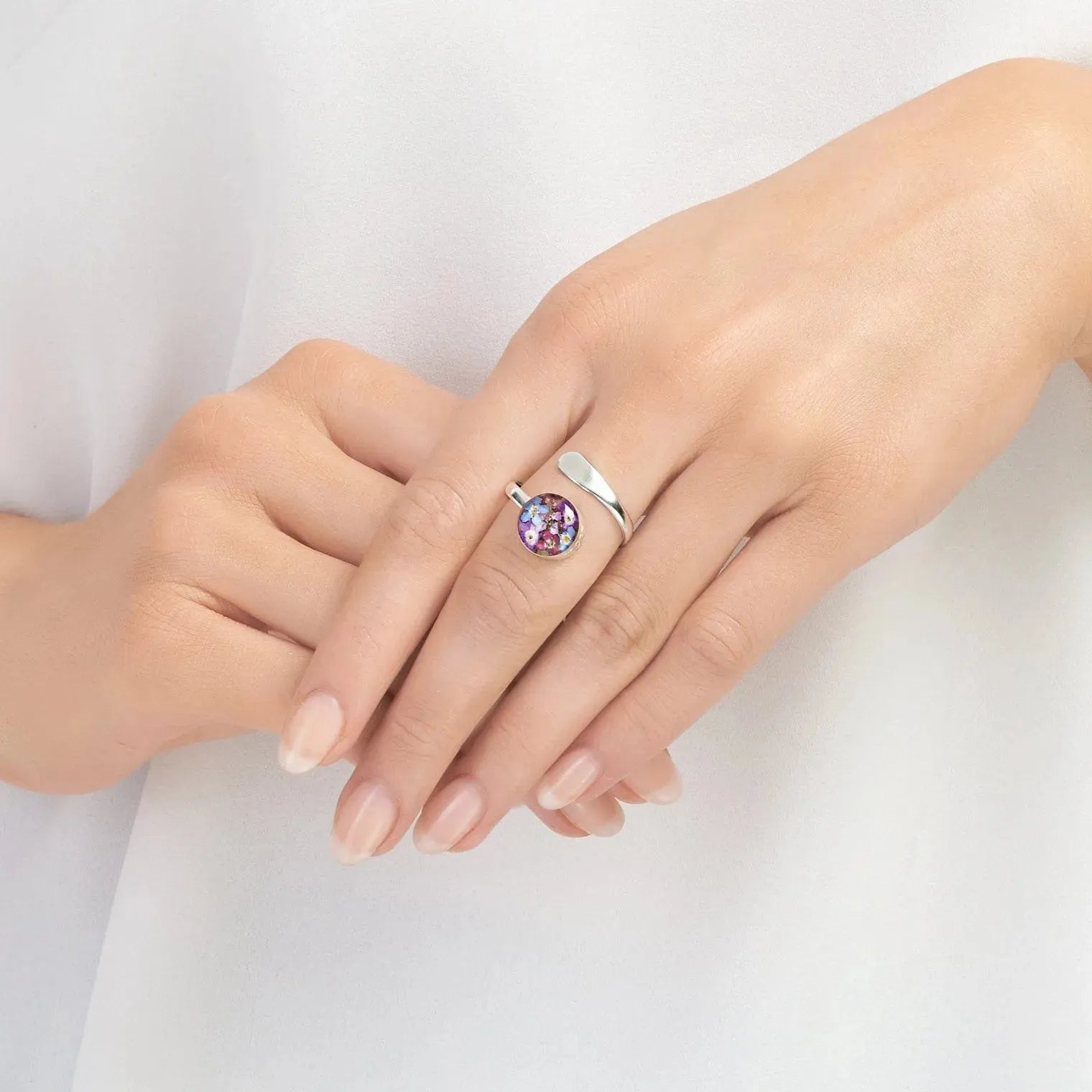 Verstellbarer Ring aus Sterlingsilber, handgefertigt mit violetten Verbenen und Vergissmeinnicht-Blüten
