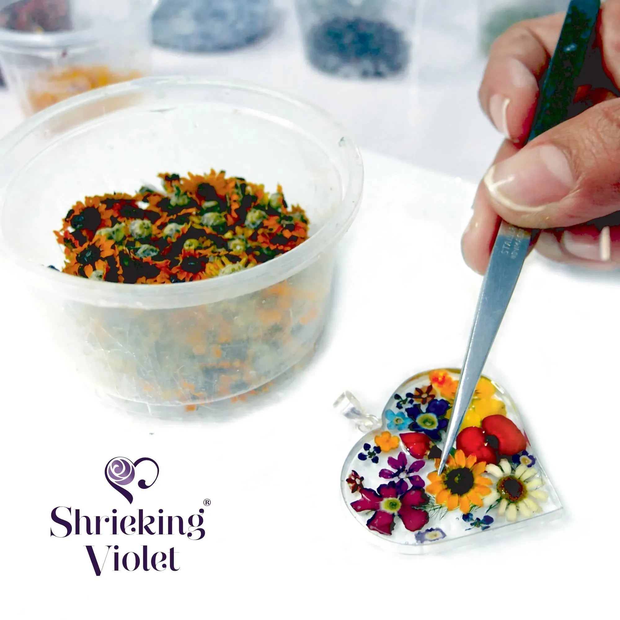 Shrieking Violet® Halskette mit langem ovalem Anhänger aus vergoldetem Sterlingsilber mit Miniaturrose
