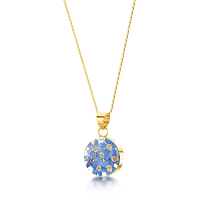 Shrieking Violet®の忘れな草ネックレス。スターリングシルバーの丸いペンダントに本物の忘れな草があしらわれています。母の日やブライズメイドのジュエリーに最適です。