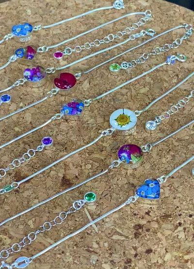 Personalisierte Blumenarmbänder aus Sterlingsilber mit Geburtssteinen | Shrieking Violet®