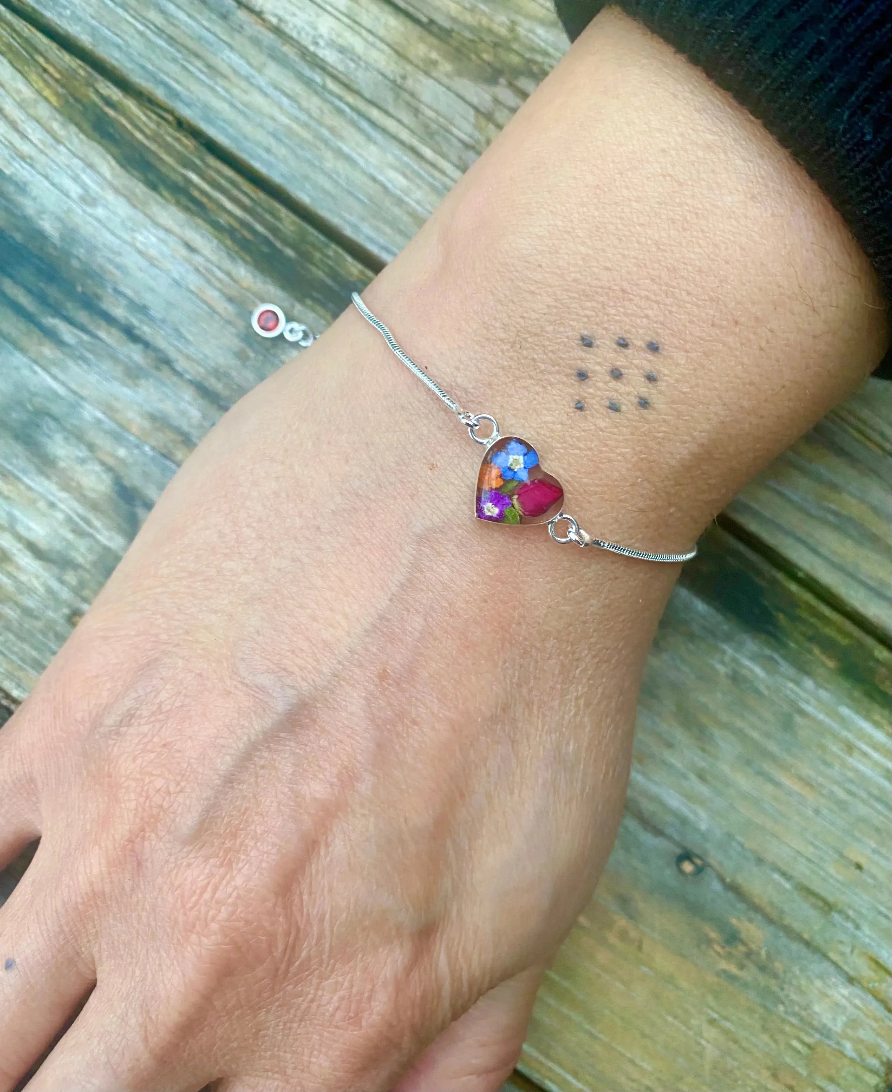 Pulseras de plata de ley personalizadas con flores y piedras de nacimiento | Shrieking Violet®